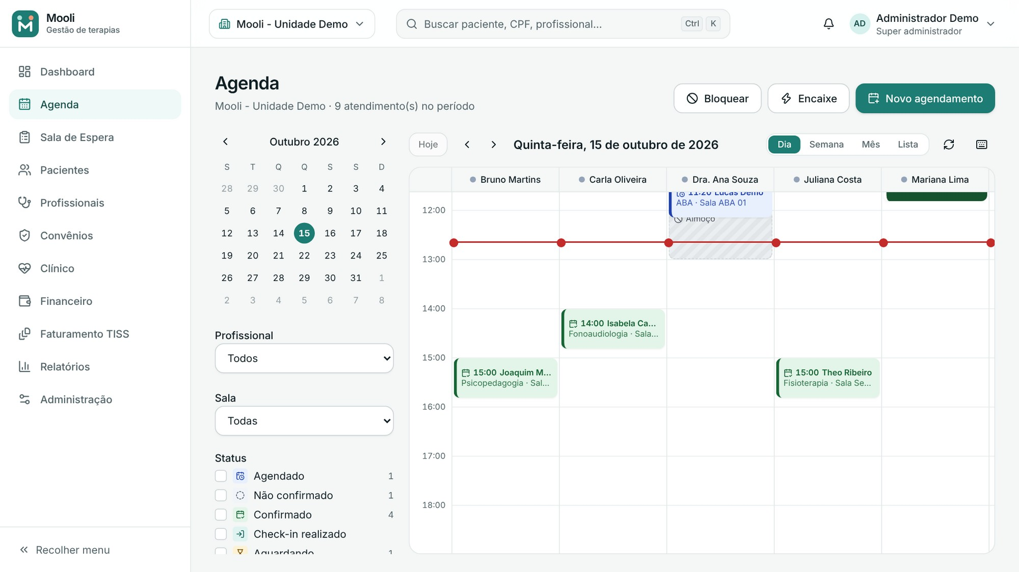 Agenda do Mooli com filtros, calendário e horários por profissional. Dados fictícios.